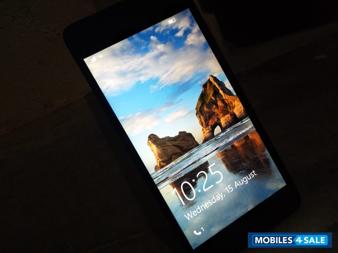 White Microsoft Lumia 550