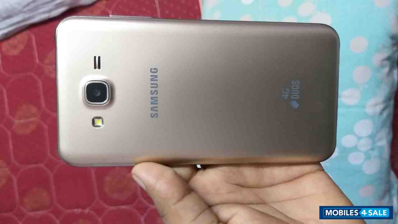 Gold Samsung  Galaxy j7