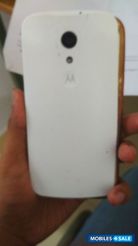 White Motorola  moto g2
