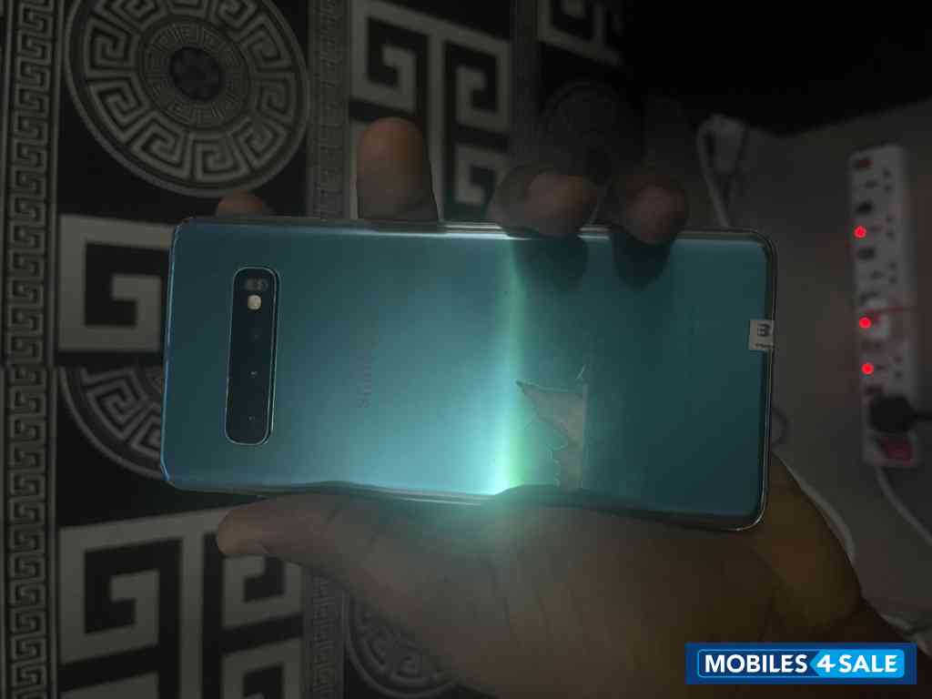 Green Samsung  Galaxy S10