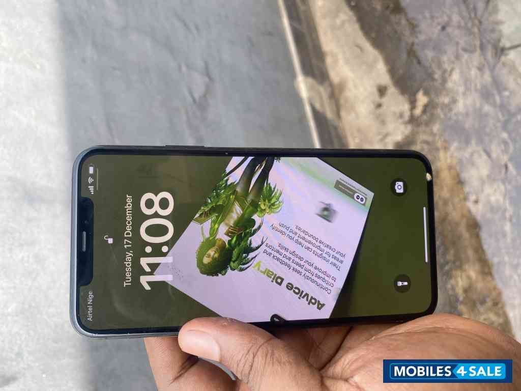 Silver Apple iPhone 11 pro max 64gb