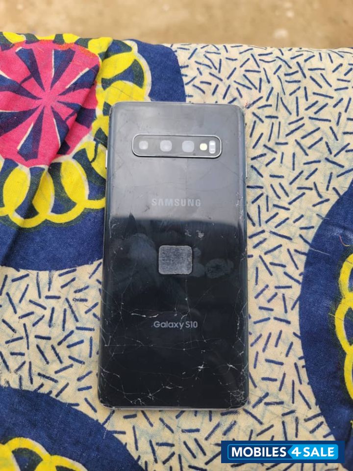 Black Samsung Galaxy S10